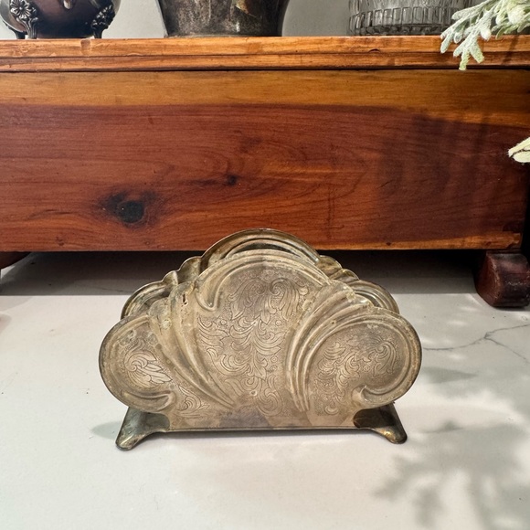 Vintage pewter letter holder or napkin holder with etched floral design - Picture 4 of 11